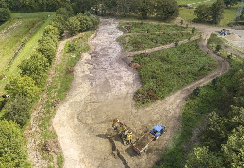 3 hectares de remblais, dont les plus anciens dataient de 1956, ont été supprimés pour retrouver le cours naturel du ruisseau de la Ménardais, au nord de Nantes.