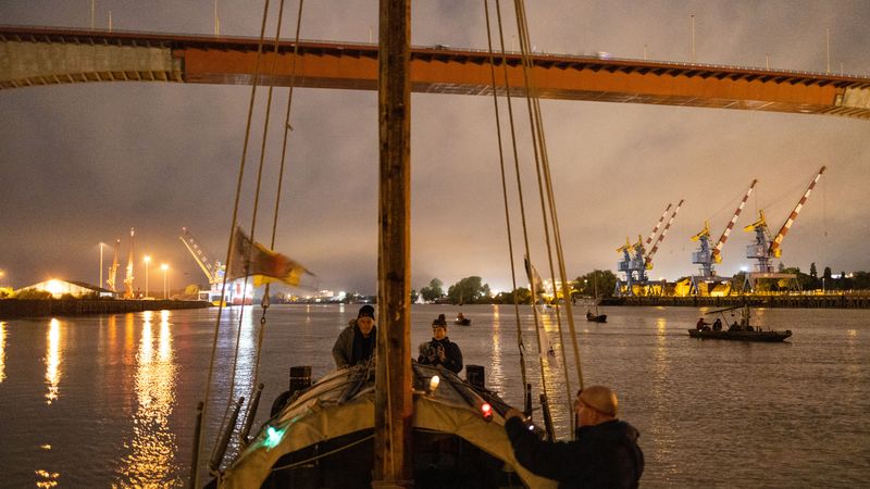 32 bateaux traditionnels sont embarqués dans cette odyssée. Partie de Saint-Jean-de-Boiseau, la flotille est arrivée à l'aube à Nantes. © Jean-Félix Fayolle 32 bateaux traditionnels sont embarqués dans cette odyssée. Partie de Saint-Jean-de-Boiseau, la flotille est arrivée à l'aube à Nantes. © Jean-Félix Fayolle
