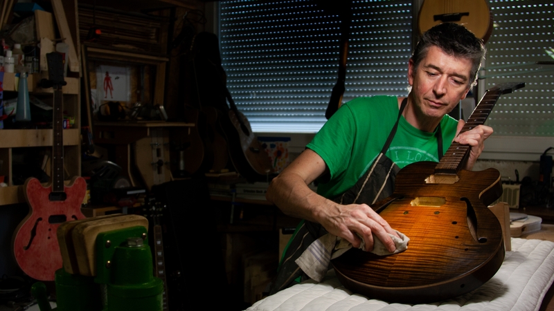 Les luthiers fabriquent eux-mêmes leurs instruments d'exception avec la recherche d'une forme, d'une esthétique et d'un son parfait © Ines Elichondoborde. Les luthiers fabriquent eux-mêmes leurs instruments d'exception avec la recherche d'une forme, d'une esthétique et d'un son parfait © Ines Elichondoborde.