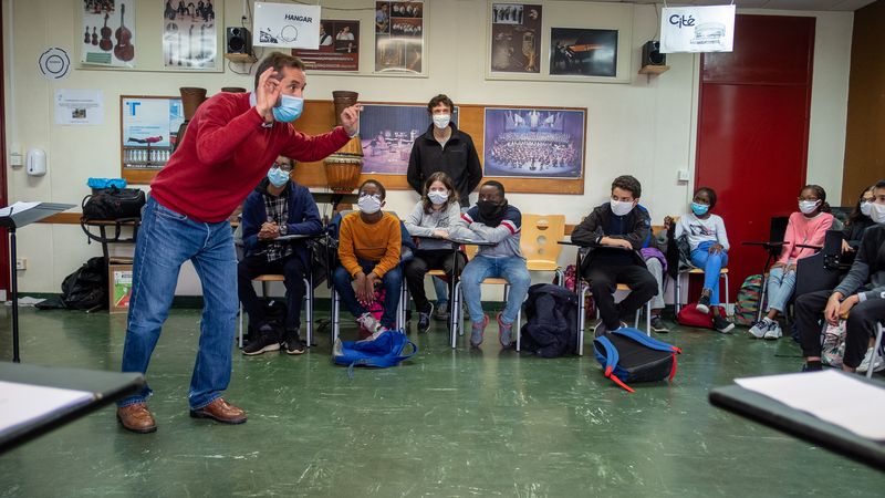 Les élèves de la chorale du collège Rosa-Parks du Breil répètent sous la houlette de Xavier Ribes, chef du chœur d’Angers Nantes Opéra (photo Patrick Garçon).