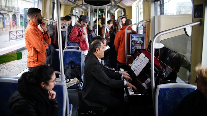 Depuis sa première édition en 1995, la Folle Journée de Nantes a l’ambition de faire découvrir la musique classique à tous les publics... et jusque dans le tramway ! © Romain Boulanger.