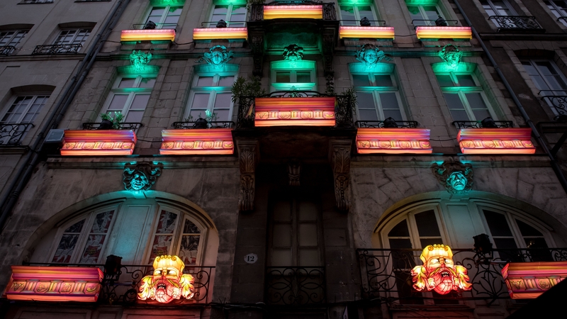 « La Nuit je vois, c’est le portrait ou le rêve d’une ville, exploique l'artiste. J’ai repris des éléments de l’architecture nantaise – consoles, mascarons, moulures... – et je les ai transformés en sculptures lumineuses, en lanternes, qui s’allument et créent un parcours d’un point à l’autre. »  © Tim Fox.