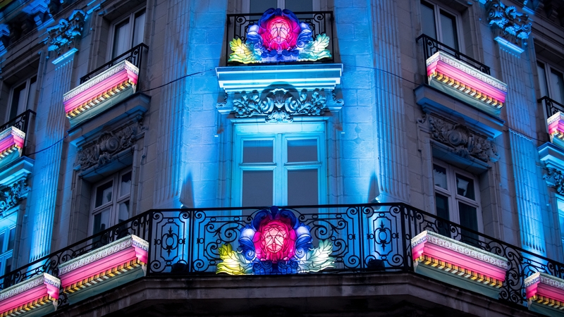 « Les sculptures sont réalisées en fers à béton soudés, entoilées, mises en lumières puis en couleur. Je n’ai pas voulu mettre les iris dans les mascarons. Les regards blancs, c’est comme si les sculptures regardaient à l’intérieur, et c’est le principe de ce projet : une idéalisation, une rêverie de la ville... »