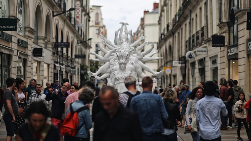 Installée rue d'Orléans, l'ensemble de Xu Zhen Installée rue d'Orléans, l'ensemble de Xu Zhen