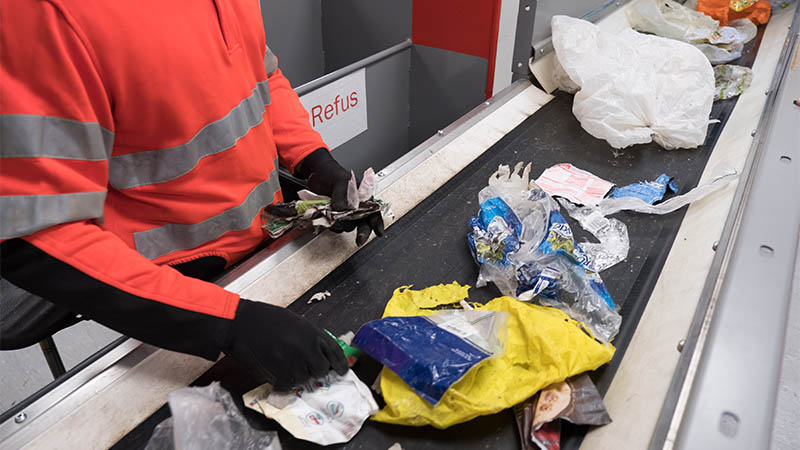 Trié à l’usine Arc-en-ciel 2034 de Couëron, les emballages plastiques sont ensuite pris en charge par Valorplast pour être recyclés.