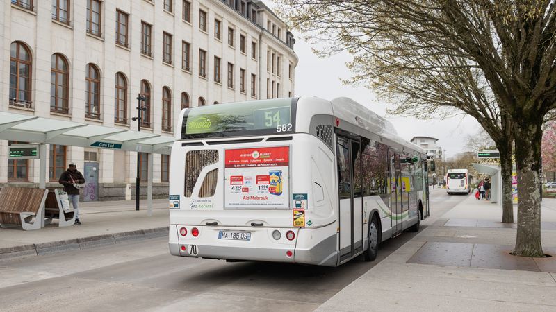 Les bus de la ligne 54 vont arborer à la rentrée 2025 une livrée Chronobus. Ils seront progressivement remplacés par de nouveaux bus électriques © Garance Wester.