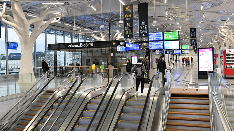 La nouvelle gare accueillera bientôt 16 commerces dont des enseignes locales : Vincent Guerlais, Brison Traiteur et la crêperie Ker Juliette.