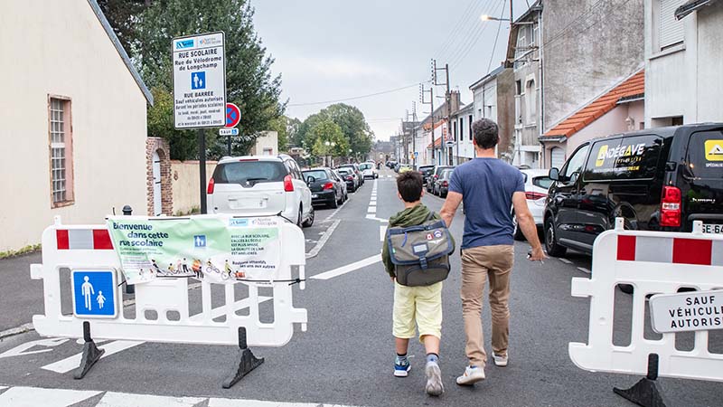 Tous les matins pendant 30 minutes, cette barrière provisoire ferme la rue du Vélodrome de Longchamp. © Céline Jacq pour Nantes Métropole Tous les matins pendant 30 minutes, cette barrière provisoire ferme la rue du Vélodrome de Longchamp. © Céline Jacq pour Nantes Métropole