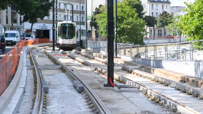 À compter du mois d’octobre, la plateforme de la ligne 2 empruntant le quai de Versailles va être en partie végétalisée © Thierry Mézerette. À compter du mois d’octobre, la plateforme de la ligne 2 empruntant le quai de Versailles va être en partie végétalisée © Thierry Mézerette.