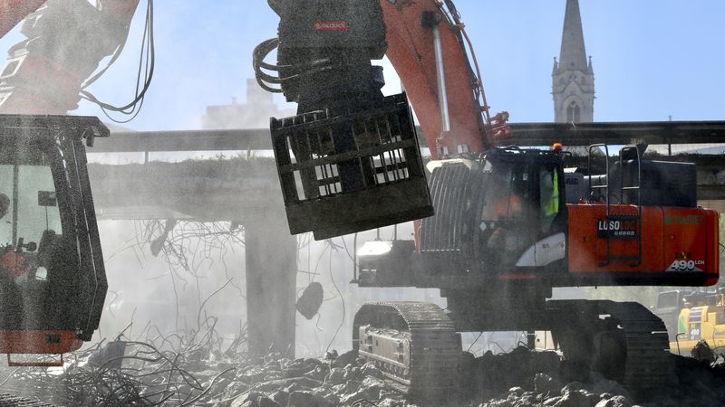 Quatre puissantes « grignoteuses » sont déployées autour de l’ouvrage d’art en béton armé. © Romain Boulanger