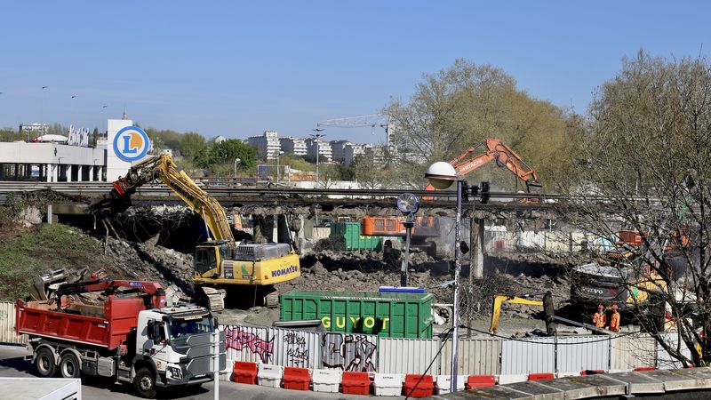 Après une journée à définir le périmètre du chantier, la destruction de l’autopont débute mardi 8 au matin. © Romain Boulanger