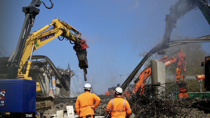 La destruction du tablier était effective au bout d’une matinée de chantier. Le chantier est prévu pour durer 10 jours, pendant les congés scolaires © Romain Boulanger