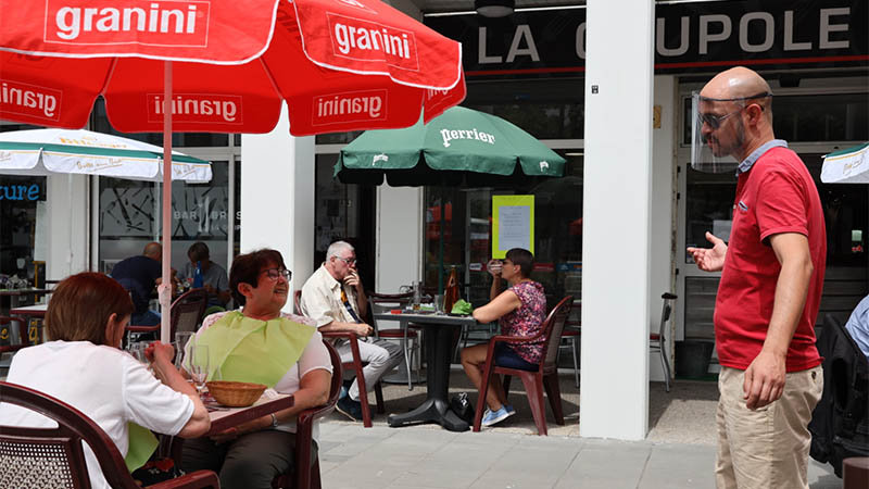 Le personnel des cafés et restaurants sont équipés de masques et ou de visières pour pouvoir exercer leur métier en toute sécurité, comme ici place de la Galarne.