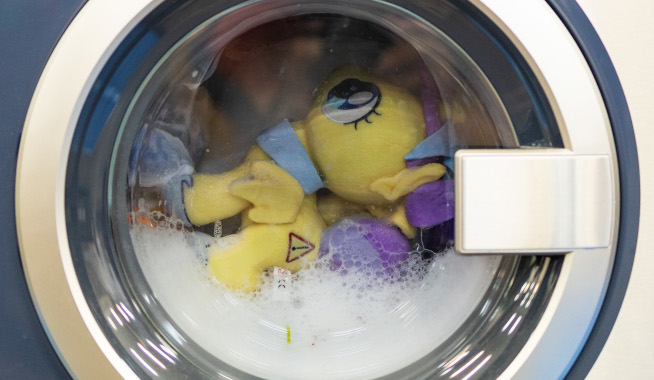 Les peluches et jouets en tissus sont lavés dans une machine industrielle © Jean-Félix Fayolle pour Nantes Métropole.