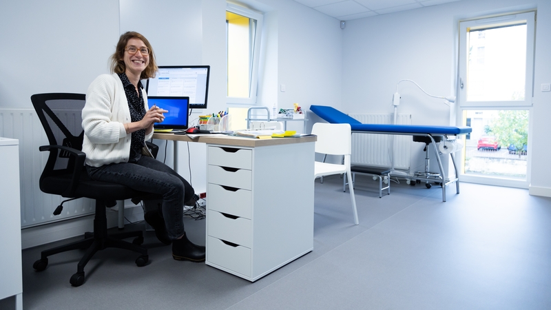 Installée au premier étage, Mathilde Vilar est médecin généraliste. Elle travaillait déjà dans un centre de santé municipal en région parisienne. Deux autres médecins vont la rejoindre dans les prochains mois © Garance Wester/Nantes Métropole.