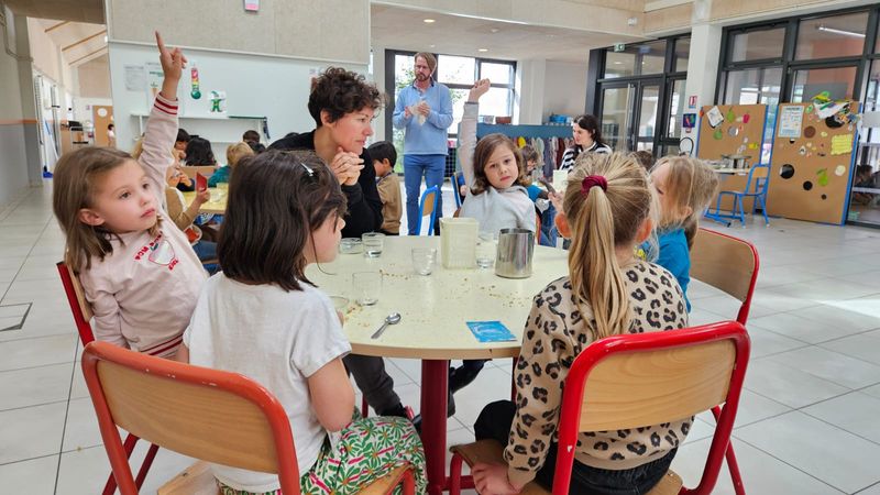 Alix (et ses copines) et sa maman Laureline ont partagé un repas à la cantine de l’école Leloup-Bouhier. © Anne-Sophie Ply