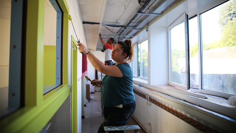Les peintres sont à l'œuvre dans le couloir de l'école Sarah Bernhardt. © Romain Boulanger pour Nantes Métropole Les peintres sont à l'œuvre dans le couloir de l'école Sarah Bernhardt. © Romain Boulanger pour Nantes Métropole