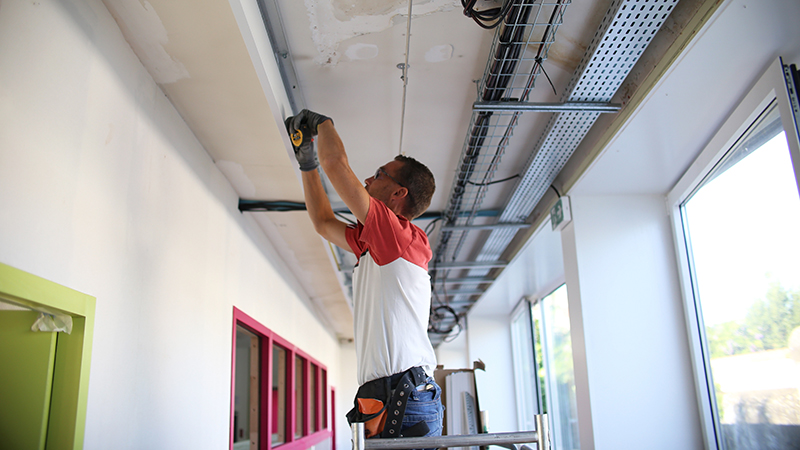 Le gros des travaux de l'école Sarah Bernhardt concernent les faux plafonds, et les réseaux électriques qui y courent. © Romain Boulanger pour Nantes Métropole