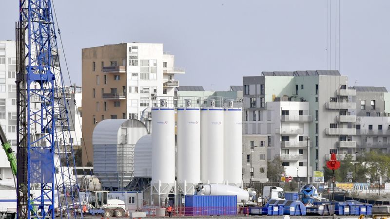 Le béton est fabriqué sur place, dans ces quatre gros silos blancs. © Rodolphe Delaroque pour Nantes Métropole