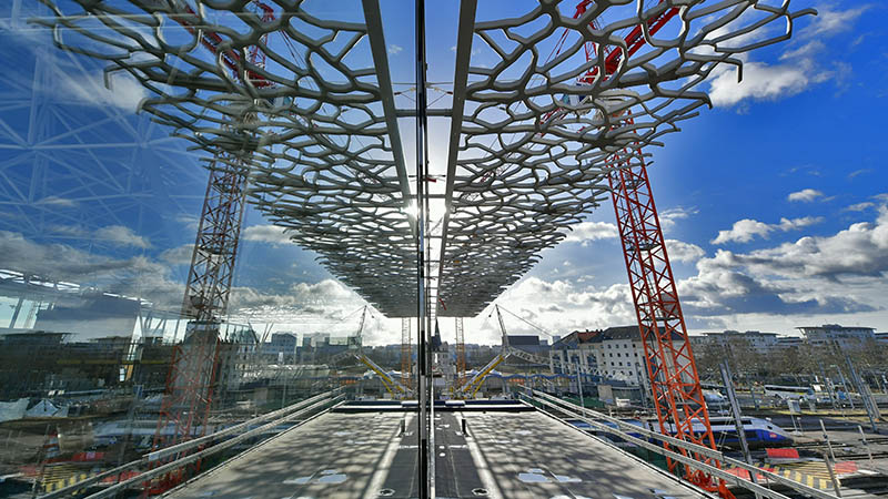 Reliée du nord au sud, entièrement vitrée et couverte d’ombrières, la nouvelle gare-mezzanine a désormais sa forme définitive. Place maintenant aux travaux intérieur pour une ouverture au public prévue en juin 2020. © Willy Berré.