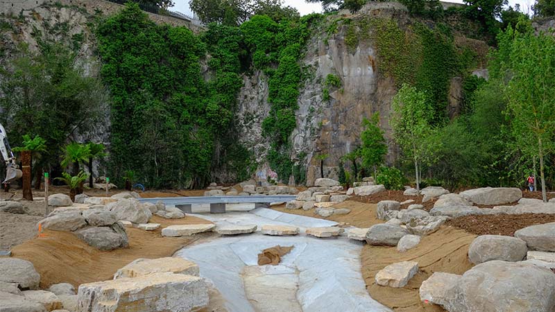 Le parcours de l’eau forme un élément structurant du jardin, en liant le coteau granitique et la Loire. « Chaque pierre a été cherchée une par une », explique Romaric Perrocheau, chef de projet du Jardin extraordinaire au Service des espaces verts et de l’environnement de la Ville de Nantes. Le parcours de l’eau forme un élément structurant du jardin, en liant le coteau granitique et la Loire. « Chaque pierre a été cherchée une par une », explique Romaric Perrocheau, chef de projet du Jardin extraordinaire au Service des espaces verts et de l’environnement de la Ville de Nantes.