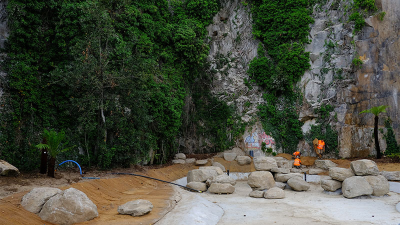 Conçue par la PME chapelaine Arrosage System, sur un principe de fontaine en circuit fermé, la cascade soulignera le dénivelé de 25 mètres.