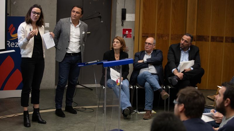 Plantation massive d’arbres, faible impact carbone des constructions, immeubles « vélo compatibles »… Pascal Pras, vice-présidente de Nantes Métropole, et Agnès Bourget, maire de Rezé ont présenté les premières esquisses du nouveau quartier Pirmil-Les-Isles, en présence des architectes retenus. © Ludovic Failler