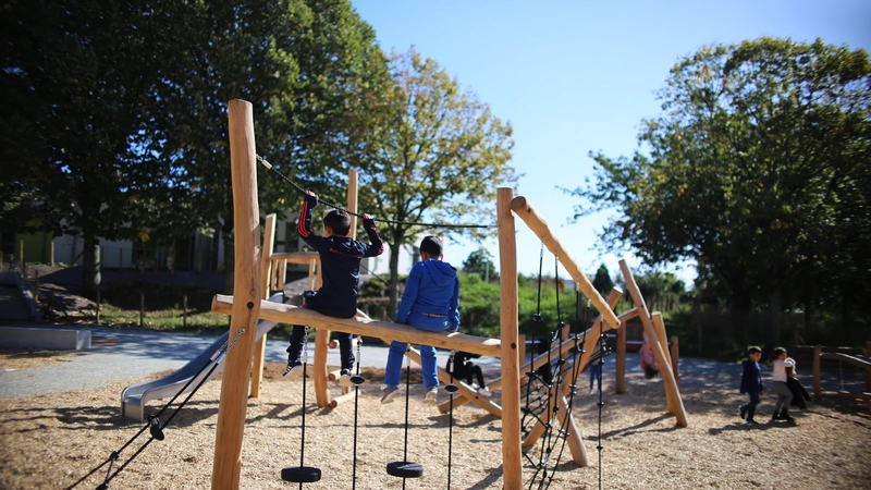 Une aide financière, sous la forme d’un  fonds de concours, sera proposée aux communes pour renaturer leurs cours d’écoles, comme ici à Nantes à l’école des Châtaigniers. © Romain Boulanger pour Nantes Métropole