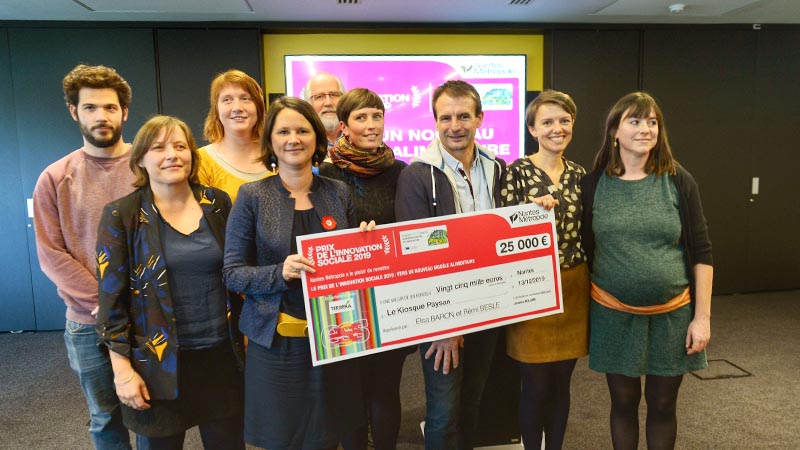 Elsa Baron, Rémi Beslé et les membres du collectif Kiosque paysan ont reçu un chèque de 25 000 € avec le prix de l'innovation sociale. Elsa Baron, Rémi Beslé et les membres du collectif Kiosque paysan ont reçu un chèque de 25 000 € avec le prix de l'innovation sociale.