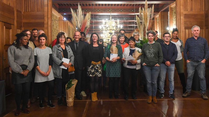 Le palmarès 2023 du concours des jardins collectifs nantais a été dévoilé jeudi 23 novembre, en présence de Johanna Rolland, maire de Nantes, Delphine Bonamy, adjointe déléguée à la nature en ville, et Elhadi Azzi, conseiller municipal en charge du développement des cultures potagères dans la ville. © Thierry Mézerette