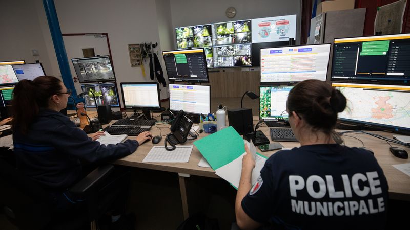 La salle de commandement. Elle retransmet les images des caméras de vidéoprotection du Centre de supervision urbain (CSU). Les opérateurs qui y sont dédiés peuvent créer des mains courantes, recevoir des appels des habitants, contacter les patrouilles sur le terrain. « C’est le cœur du réacteur », annonce Cédrik Pitrosky. © Ludovic Failler