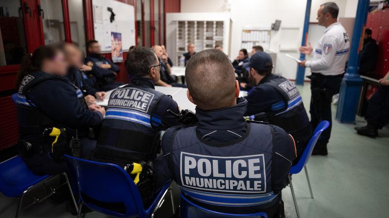 Le briefing. 21h30. Les 16 agents engagés pour la soirée reçoivent les consignes de Cédrik Pitrosky et échangent sur les objectifs : sécuriser les secteurs de l’allée Duguay-Trouin, du Hangar à bananes et de la place de la Galarne où du trafic de stupéfiants a lieu.