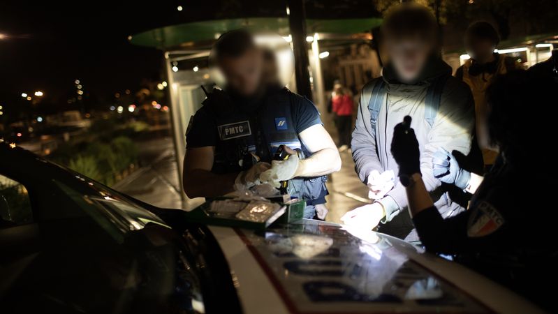 23h43. Un coup de couteau est signalé dans un tramway en circulation entre les arrêts Chantiers-Navals et Commerce. Informés par radio, la police métropolitaine des transports en commun (PMTC) et la police nationale se mettent en place à l’arrêt pour interpeller l’individu et sécuriser la zone. Les premiers éléments de contexte tombent : le suspect, un homme d’une cinquantaine d’année monté à Chantiers-Navals, s’est jeté sur un jeune homme sans raison apparente. Il a été immobilisé par un agent de sécurité en fin de service, à bord du tram. La victime s’en tire avec une profonde blessure à la main,  en tentant de désarmer l’assaillant. Et une grosse frayeur... En attendant les pompiers, les premiers soins sont effectués par un agent de la PMTC. © Ludovic Failler