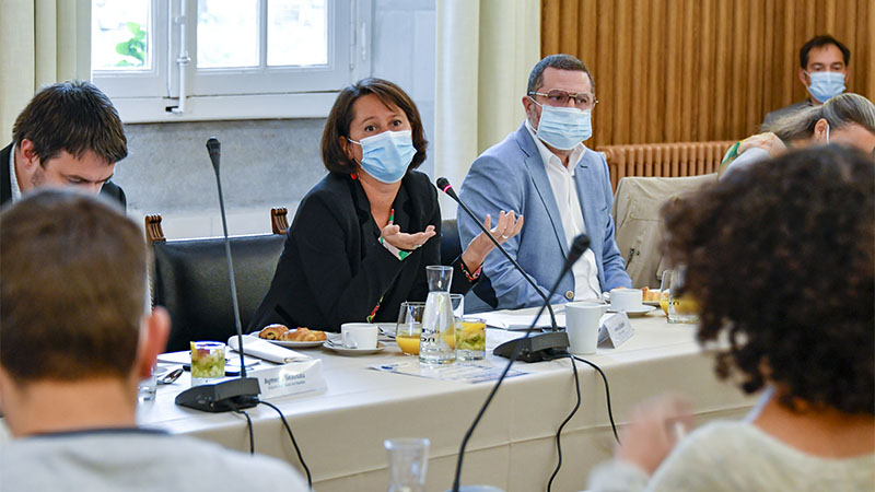 Entourée d’élus de son équipe municipale, Johanna Rolland, maire de Nantes, a passé en revue les trois premiers mois du mandat 2020/2026. Trois mois inédits pour Nantes.