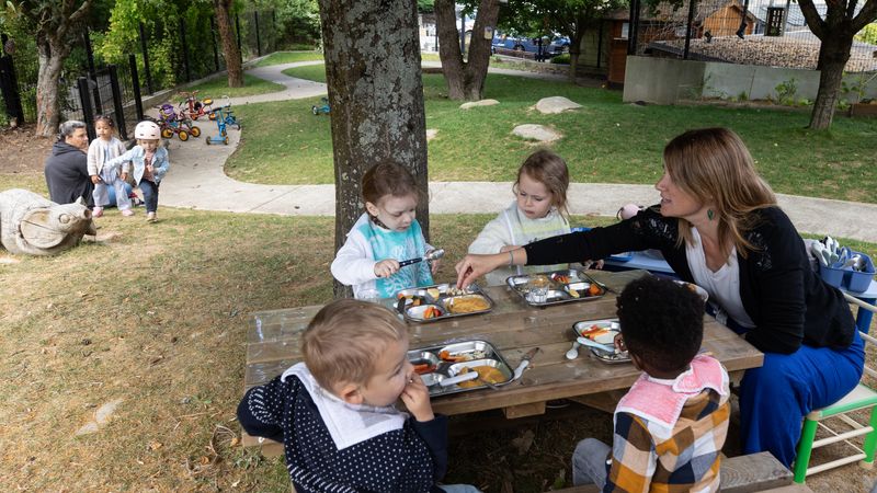 Depuis l’installation du mobilier extérieur, les enfants déjeunent dehors dès que le temps le permet. © Ludovic Failler pour Nantes Métropole