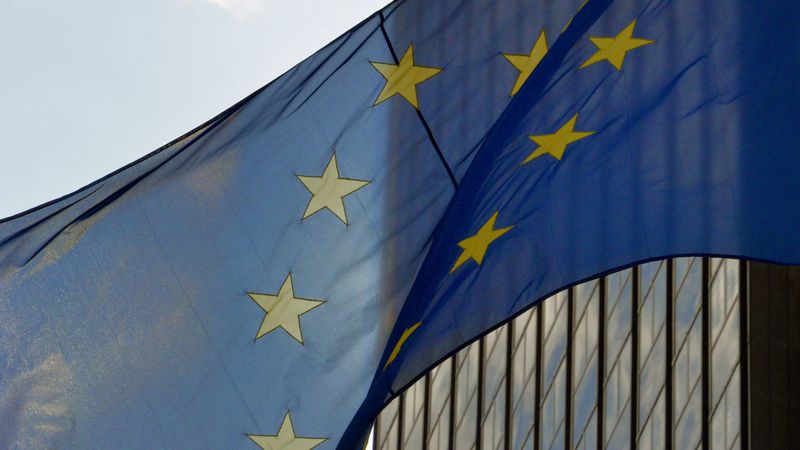 Le drapeau européen flottant devant la tour Bretagne ©Nantes Métropole