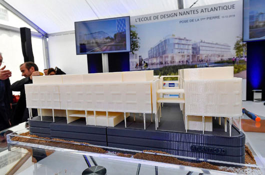 Image Pose de la première pierre pour la future école de design